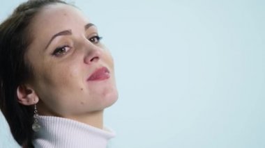 Beyaz bir arka plan üzerinde şüpheci, kibirli, şüpheli görünüyor