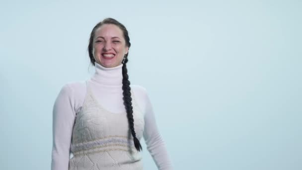 Retrato de mujer hermosa riendo sobre fondo blanco — Vídeo de stock