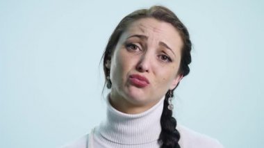 Beyaz arka plan üzerinde üzgün kadın cry