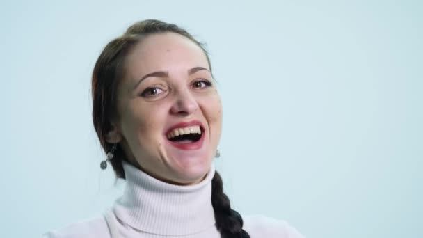 Молодая женщина показывает эмоции и говорит — стоковое видео