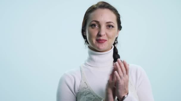 Joven mujer aplaudiendo sobre fondo blanco — Vídeos de Stock