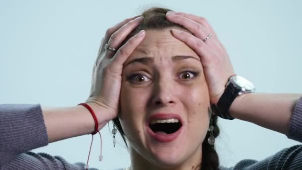 Αντίληψη προβλημάτων. Αγέλαστος σοκαρισμένος γυναίκα που κρατά το κεφάλι — Αρχείο Βίντεο