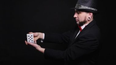 iskambil ile hile kumar, casino, poker kavram - adam gösterilen sihirli, kart hileler
