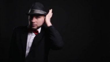 Genç illüzyonist hileler parallon topu ile gerçekleştirme