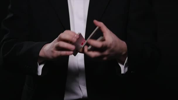 Magische, kaarttrucs, gokken, casino, poker concept - man toont truc met speelkaarten — Stockvideo
