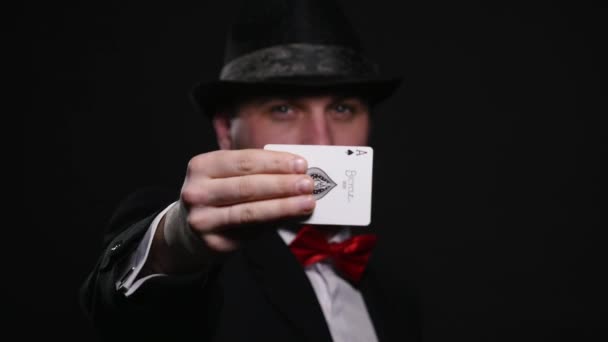 Magia, trucos de cartas, juegos de azar, casino, concepto de poker - hombre mostrando truco con las cartas de juego — Vídeo de stock