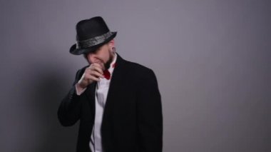 Portre portre gergin stresli genç adam gri duvar arka plan izole. İnsani duygular yüz ifade duygu beden dili