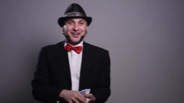 büyü, kart numaraları, kumar, casino, poker kavram - iskambil ile adam gösteren hüner. Sihirbaz farklı bir duygu gösterir