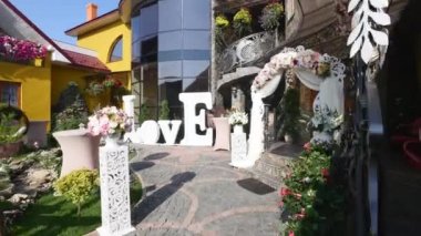 ev ve avlu ile renkli dekorasyon düğün için hazır