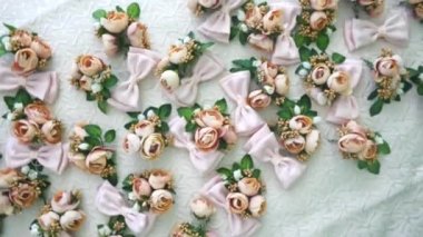 güzel düğün boutonnieres yatakta