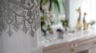 Masanın üzerinde damat aksesuarları