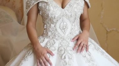 Düğün sabah, bir gelinlik ve uzun duvak duruyor gelinle damat için bekler