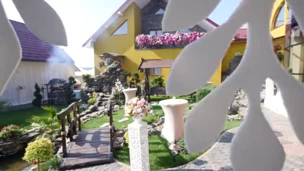 Casa e quintal pronto para o casamento com decoração colorida — Vídeo de Stock