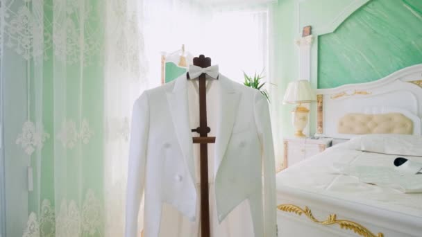 Blanc Grooms veste sur cintre dans la chambre — Video