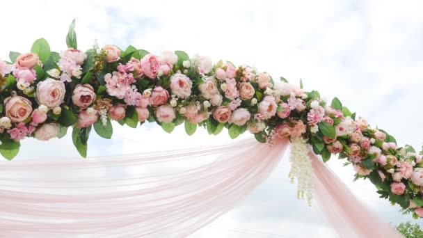 Decoração do arco da flor do casamento. Arco de casamento decorado com flores — Vídeo de Stock