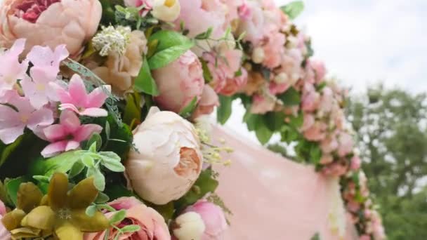 Wedding Flower Arch Decoration. Wedding arch decorated with flowers — Stock Video