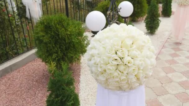 Vista cercana a las decoraciones florales de la boda — Vídeos de Stock