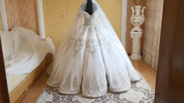 Vestido de novia blanco en un maniquí en la habitación — Vídeo de stock
