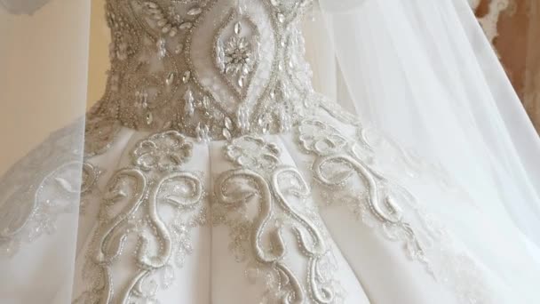 Vestido de noiva branco em um manequim no quarto — Vídeo de Stock