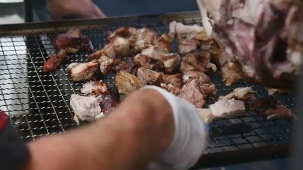 Zamknąć na ręce trzymając wędzony mostek i szybko krojenie mięsa gotowanego mięsa w cienkie plasterki — Wideo stockowe