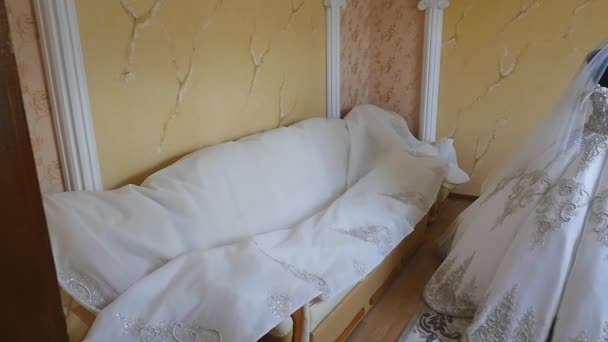 Witte trouwjurk op een etalagepop in de kamer — Stockvideo