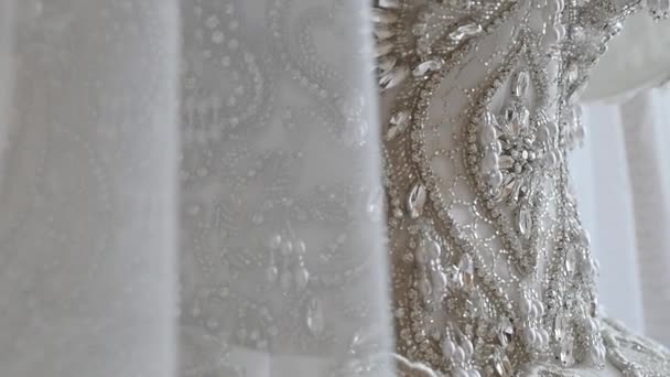 Robe de mariée blanche sur un mannequin dans la chambre 