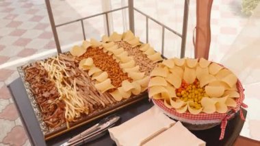 cips, Kuruyemiş ve farklı yemek yemek Ziyafet tabloyla dekore edilmiş