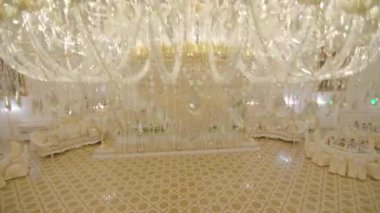 Kristal bir avize sarkacak. Çağdaş bir avize kristalde yakın çekim