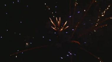 Akşam gökyüzünde büyük çok renkli Selam