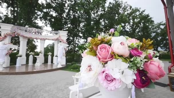 Weergave op de bloemen bruiloft decoraties sluiten — Stockvideo