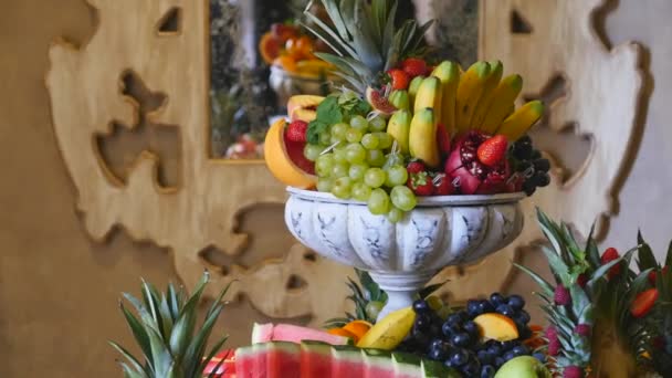 Primer plano de una fruta fresca en un buffet — Vídeos de Stock