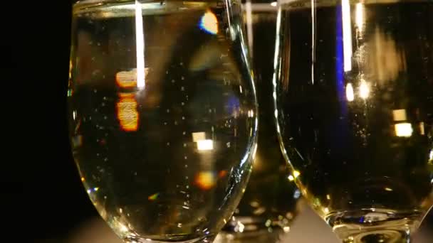 Бокалы шампанского или игристого вина — стоковое видео