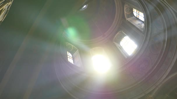 La luz del sol pasa por las vidrieras de la iglesia — Vídeos de Stock