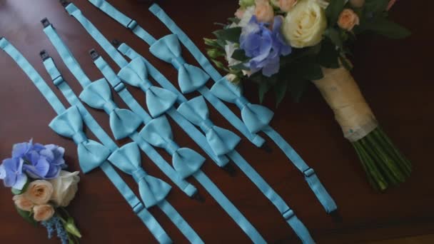 新郎早上。婚礼配件: 胸花, 领带蝴蝶和新娘花束 — 图库视频影像