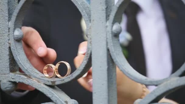 Свадебные кольца на железных воротах — стоковое видео
