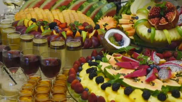 Egy friss gyümölcsöket, a svédasztalos közelről — Stock videók