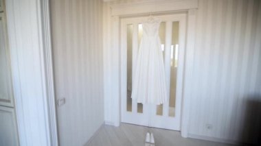 Gelinlik üzerinde bir askı odasında. Düğün sabah