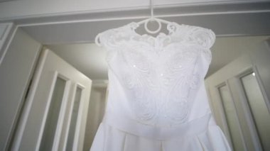 Gelinlik üzerinde bir askı odasında. Düğün sabah