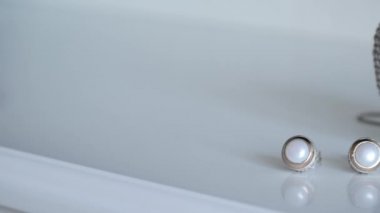 Beyaz arka plan üzerinde güzel gelin takı