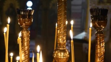Kilisede mum yanan mumlar