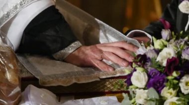 Gelin ve damat kilisede bir düğün töreninde