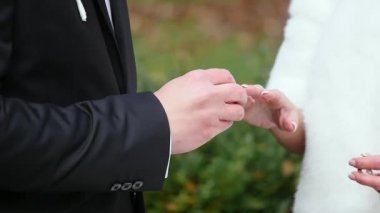 iki beyaz insanlar damat ve gelinin nikah yüzükleri değişimi