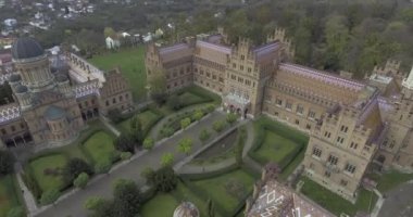 Yuriy Fedkovych Chernivtsi Ulusal Üniversitesi. Chernovtsi, Europe. Drone görünümü