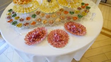 cips, Kuruyemiş ve farklı yemek yemek Ziyafet tabloyla dekore edilmiş