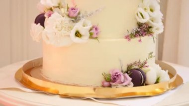 dolly atış güzel dekore edilmiş bir düğün pastası yakından