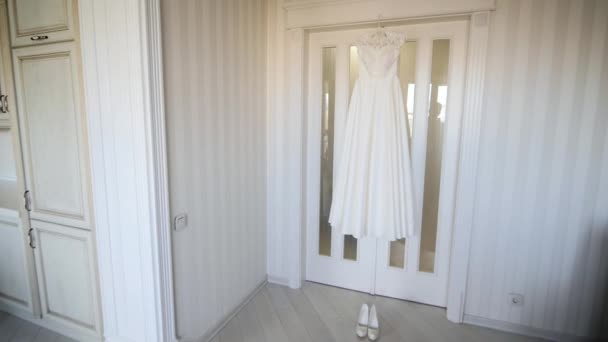 Robe de mariée sur un cintre dans la chambre. Matin de mariage — Video