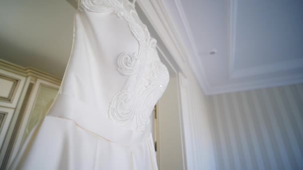 Свадебное платье на вешалке в комнате. Брачное утро — стоковое видео
