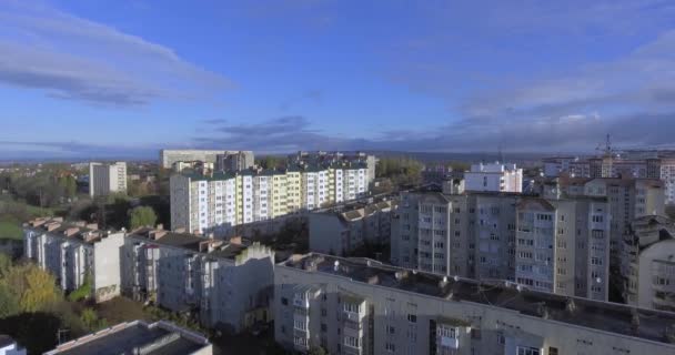 Letecké letu nad domy ve městě — Stock video
