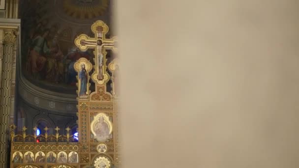 Interior de la iglesia. Arquitectura de religión cristiana — Vídeos de Stock