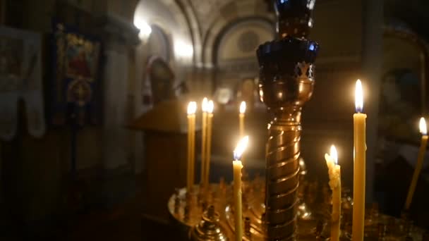 Velas encendidas en el candelero en la iglesia — Vídeos de Stock